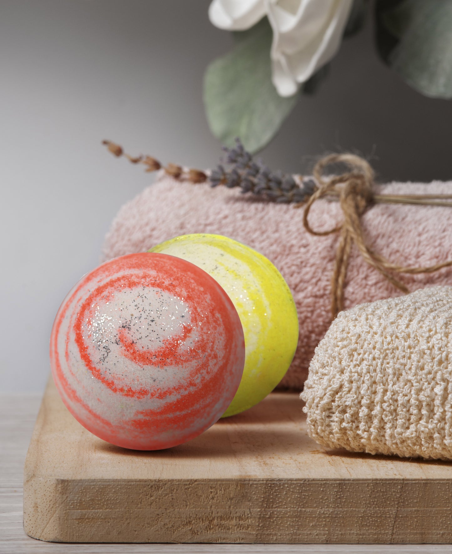 Round swirl relaxing bath bombs with aqua, yalng yalng, orange and lemongrass fragrances(65 gram each)
