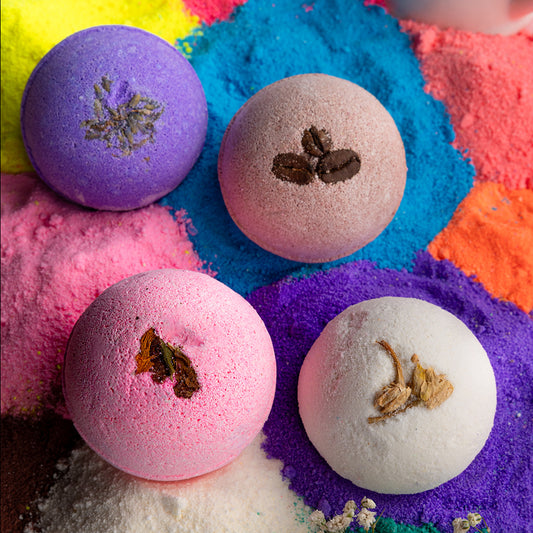 Round bath bomb with rose, jasmine, coffee and lavender fragrance and petals