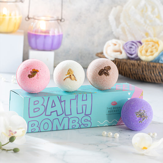 Round bath bomb with rose, jasmine, coffee and lavender fragrance and petals